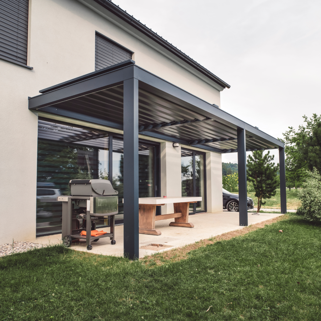 Illustration de travaux de rénovation avec installation de pergola